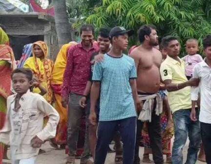 ଦିଗପହଣ୍ଡି: ଦିଗପହଣ୍ଡି ବିଦ୍ୟୁତ କର୍ମଚାରୀଙ୍କୁ ଅଟକ ରଖିଲେ ବୁରିପଦର ଗ୍ରାମବାସୀ ।