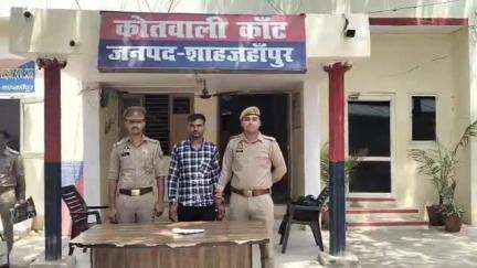 शाहजहांपुर: पुलिस ने ठा. रोशन सिंह स्मृति के पास से हत्या के मामले में फरार 25 हजार के इनामी अभियुक्त को गिरफ्तार कर जेल भेजा