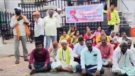 तुळजापूर: तुळजाभवानी मंदीर संस्थानच्या कार्यालयासमोर अखील भारतीय भट्राचार निर्मुलन संघर्ष समीतीच्या वतीने धरणे आंदोलन
