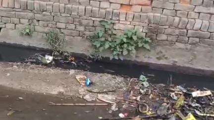 निचलौल: ग्राम सभा से सेखुई मे नाली की सफाई नहीं होने से ग्रामीणों में आक्रोश#Jansamasya