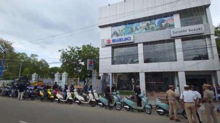 விருதுநகர்: சுரபி சுசுகி டூவீலர் ஷோரூமில் இருந்து தலைக்கவசத்தின் அவசியம் சாலை போக்குவரத்து விதிமுறைகளை கடைபிடிக்க வலியுறுத்தி இரு சக்கர வாகனப் பேரணி
