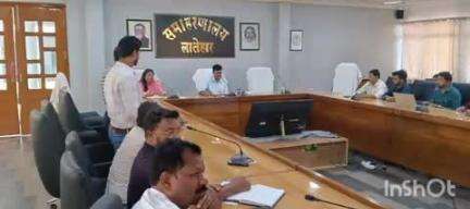 लातेहार: समाहरणालय में उपायुक्त की अध्यक्षता में आपूर्ति विभाग की योजनाओं की समीक्षा बैठक हुई