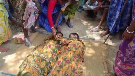 ইংরেজবাজার: দোয়াশ গ্রামে পুকুরে ডুবে মৃত্যু হল দুই ভাইয়ের দেহ ময়না তদন্তের জন্য নিয়ে আসা হল মালদা মেডিকেল কলেজ হাসপাতালে