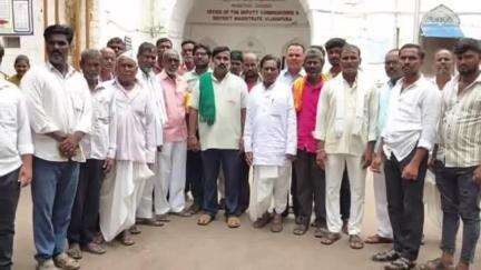 ವಿಜಯಪುರ: ಸೊನ್ನ ಬ್ಯಾರೇಜ್ ನಿರ್ಮಾಣಕ್ಕಾಗಿ ಭೂಮಿ ಕಳೆದುಕೊಂಡ ರೈತರಿಗೆ ಪರಿಹಾರ ನೀಡುವಂತೆ ನಗರದಲ್ಲಿ ರೈತ ಸಂಘಟನೆ ಜಿಲ್ಲಾಧಿಕಾರಿಗಳಿಗೆ ಮನವಿ