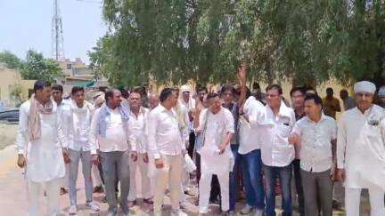 खाजूवाला: पेयजल सप्लाई नहीं होने से आक्रोशित कस्बेवासियों ने पीएचईडी के सहायक अभियंता कार्यालय को जड़ा ताला
#jansamasya