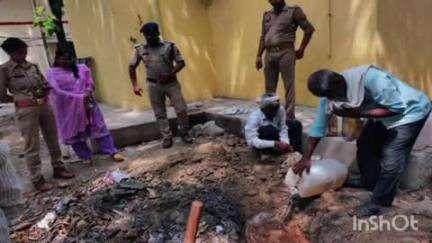 टूंडला: पचोखरा थाना पुलिस ने 18 अवैध शस्त्र और विभिन्न मामलों में पकड़ी गई अवैध शराब को कराया नष्ट