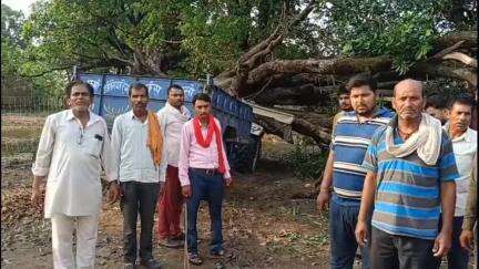 नागौद: अटरा गांव में आम के पेड़ पर गिरी आकाशीय बिजली, ट्रैक्टर चकनाचूर, मकान को नुकसान
