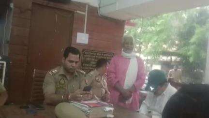 गोरखपुर: थाना तिवारीपुर प्रांगण में बकरीद के त्यौहार को सकुशल संपन्न कराने के लिए शांति समिति के सदस्यों के साथ बैठक की गई