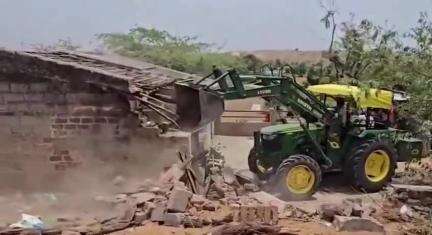 रेवदर: रेवदर के हड़मतिया गांव में दो रहवासी घरों पर हाई कोर्ट के आदेश पर चली जेसीबी, प्रशासन से परिवार ने रहम की लगाई गुहार
