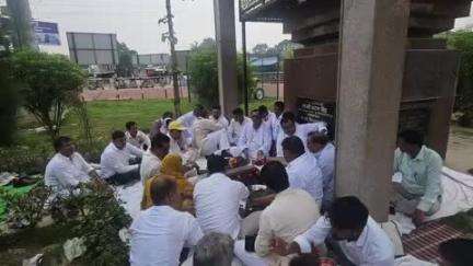 बुलंदशहर: राष्ट्रीय लोकदल ने भूड़ चौराहा स्थित पार्क में पूर्व प्रधानमंत्री की 38वीं पुण्यतिथि पर हवन यज्ञ कर दी श्रद्धांजलि