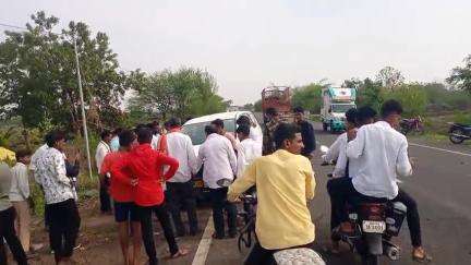 औंढा नागनाथ: हिंगोली राज्य रस्त्यावर येहळेगाव सोळंके जवळ कार व दोन दुचाकीच्या भीषण अपघातात एक ठार,तीन गंभीर जखमी