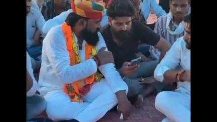 जलेसर: गांव जैनपुरा में कलश यात्रा के दौरान हुए विवाद को लेकर करणी सेना के अध्यक्ष पहुंचे कथा पंडाल, की मुलाक़ात