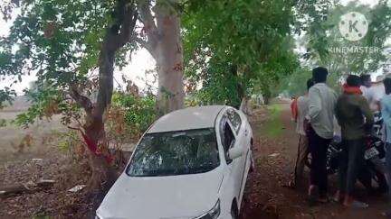 शांति राइस मिल गंडई के पास कार चालक ने बाइक सवार को बचाने के चक्कर में सड़क किनारे गड्ढे में जा घुसा, कोई हानि नहीं
