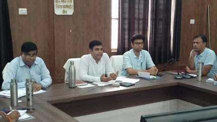 डीग: जिला कलेक्टर ने पंचायत समिति डीग के वीसी कक्ष में अधिकारियों की बैठक ली