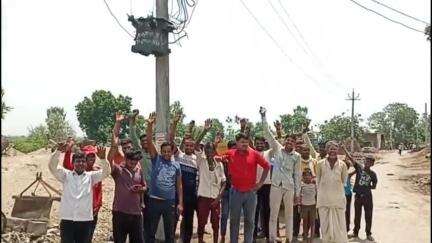 कन्नौज: सलेमपुर ताराबागर गांव में ग्रामीणों ने बिजली संकट पर किया प्रदर्शन, ट्रांसफार्मर फुकने की समस्या से हैं परेशान