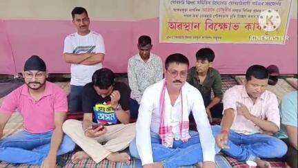 পশ্চিম যোৰহাট: অবৈধ ভাৱে পৌৰসভাৰ মাটি দখল কৰা লোকৰ বিৰুদ্ধে জিলা আয়ুক্ত কাৰ্য্যালয়ৰ সন্মুখত বীৰ লাচিত সেনাৰ অৱস্থান ধৰ্মঘট কাৰ্যসূচী