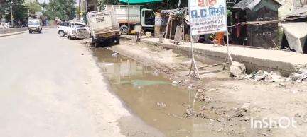 बलिया: बरसात का पानी नाली में न जाने व सड़क पर बहने के कारण बहेरी गांव के दुकानदारों की रोजी रोटी पर गहराया संकट#jansamasya