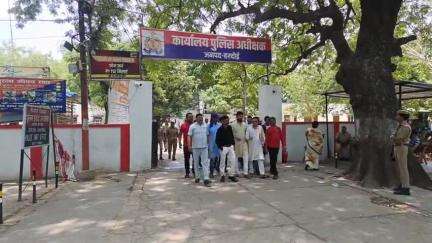 हरदोई: कांग्रेसियों ने पुलिस कार्यालय में एसपी से मिलकर कांग्रेस नेताओं की छवि धूमिल करने वालों पर कार्रवाई की मांग की