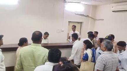 इंदौर: देपालपुर में दबंगों ने किसानों का रास्ता रोका, पीड़ितों ने कलेक्टर से शिकायत की