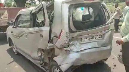 सीतापुर: कल्लापुर चौराहे के पास तेज रफ्तार में चल रही पत्रकारों की गाड़ी को मारी जोरदार टक्कर, दो पत्रकारों को आई गंभीर चोटें