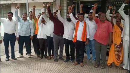 धुळे: माजी जि.प. सदस्य कामराज निकम यांच्यावर खोटे गुन्हे दाखल केल्याच्या निषेधार्थ जिल्हाधिकारी कार्यालयाबाहेर निदर्शने