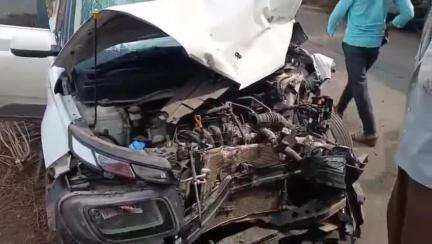 करेली: ग्राम भामा के पास शादी से लौट रहे भाइयों की कार कंटेनर से टकराई, एयरबैग न खुलने से ड्राइवर घायल