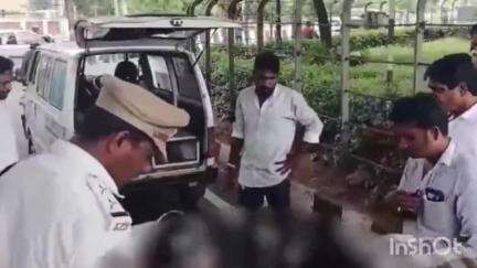 మంగళగిరి: తాడేపల్లి వారధి వద్ద బస్సు ఢీకొట్టిన ఘటనలో వృద్ధురాలికి తీవ్ర గాయాలు, ఆస్పత్రికి తరలించేందుకు ఏర్పాటు చేసిన మాజీ సీఎం