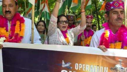 कुल्लू: रेखा गुलेरिया की अध्यक्षता में मणिकरण घाटी के अलग-अलग गांव में तिरंगा यात्रा का आयोजन, भारत सेवा को दिया गया सामान