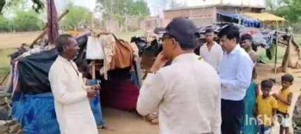 मेराल: बाना गांव के मुसहर टोला पहुँचे अनुमंडल पदाधिकारी संजय कुमार