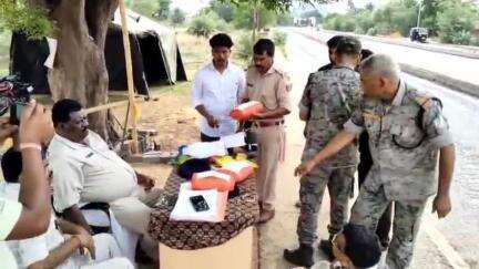 सिमडेगा: खमनटांड चेक पोस्ट के पास पुलिस ने यात्री बस से 4.150 किलोग्राम गांजे के साथ एक तस्कर को किया गिरफ्तार