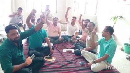 बाजपुर: तहसील कार्यालय परिसर में तीसरे दिन भी कार्य बहिष्कार पर रहे लेखपाल