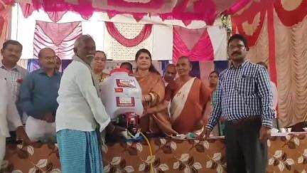 డ్రోన్స్ సాంకేతికతను పెద్ద ఎత్తున వినియోగించుకోండి: బుక్కాపురంలో జిల్లా కలెక్టర్ రాజకుమారి
