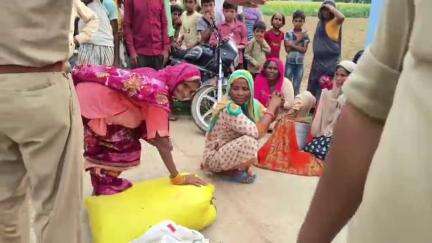 अतरौली: गंगीरी के गोशपुर में प्रधान के घर भिखारी के भेष में पहुंचे शातिर चोर गैंग को ग्रामीणों ने पकड़ा
