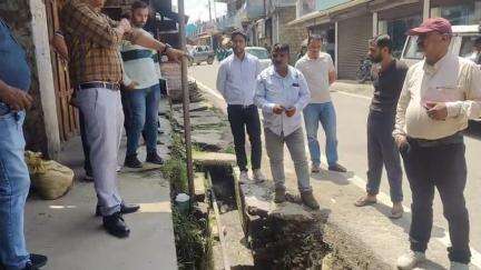 बेरीनाग: अधिकारियों ने बेरीनाग बाजार में बंद नालियों और कलमटों को खोलने को लेकर किया निरीक्षण