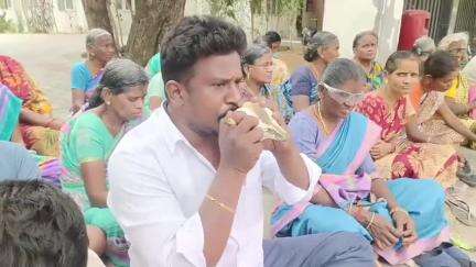 கோவில்பட்டி: குடிநீர் முறையாக வழங்கவில்லை என கோரி 20வது வார்டு மக்கள் சங்கு ஊதி நகராட்சி அலுவலகத்தில் போராட்டம்