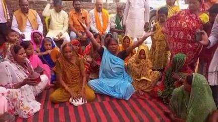 शिवसागर: शिवसागर प्रखंड के मोरसराय गाँव की महिलाओं ने पीएम मोदी के आगमन की खुशी में हाथों में सिंदूर टिकिया लेकर किया इंतज़ार
