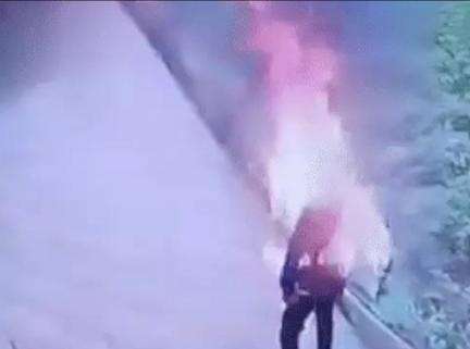 উত্তরপ্রদেশে প্রেমিকার বাড়ির সামনে নিজের গায়ে আগুন লাগাল যুবক, প্রকাশ্যে ভিডিয়ো