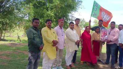 विष्णुगढ़: हजारीबाग सांसद ने होलंग और टाटीझरिया की बेटियों को भेंट किया लहंगा