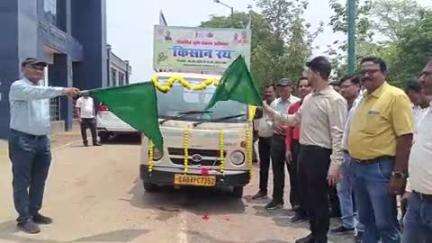 बलौदाबाज़ार: कलेक्टर ने विकसित कृषि संकल्प रथ को हरी झंडी दिखाकर किया रवाना, 78 गांव में पहुंचकर किसानों को नवाचार की देंगे जानकारी