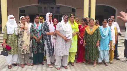 अमरोहा: अमरोहा के कृष्णा कालोनी में मंदिर का रास्ता बंद किया गया, डीएम से मिले लोग