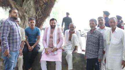 करनाल: मुख्यमंत्री नायब सिंह सैनी ने फफड़ाना गांव में ग्रामीणों से मुलाकात की, सेल्फी भी ली