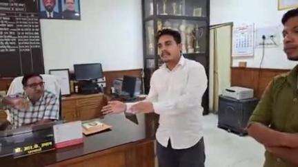 रुद्रपुर: रुद्रपुर के डिग्री कॉलेज में बाहरी छात्रों की आवाजाही पर रोक लगाने की मांग को लेकर छात्रों ने प्राचार्य से की मुलाकात