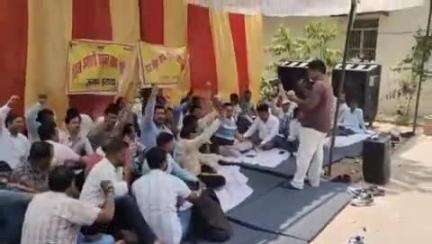 इटावा: सदर इलाके में अधीक्षण अभियंता कार्यालय पर बिजली निजीकरण के विरोध में विद्युत कर्मियों ने दिन भर धरना दिया, की नारेबाजी