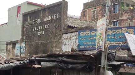 ବାଲେଶ୍ବର ମ୍ୟୁନିସିପାଲଟି: ବାଲେଶ୍ୱର ନୂଆବଜାର ଠାରେ କୁଢ଼ କୁଢ଼ ମଇଳା,ସମସ୍ୟାର ସମାଧାନ ପାଇଁ ସ୍ଥାନୀୟ ବାସୀଙ୍କ ଦାବି#jansamasya