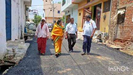 होशंगाबाद नगर: वार्ड 30 व 31 में बन रही डामर सड़क का नगरपालिका अध्यक्ष ने किया निरीक्षण, समय सीमा में पूरा करने का निर्देश
