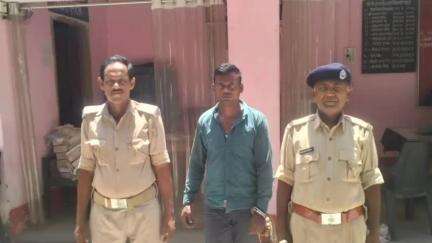 सिमरी बख्तियारपुर: चिरैया थाना पुलिस ने एक व्यक्ति को अवैध हथियार के साथ गिरफ्तार किया
