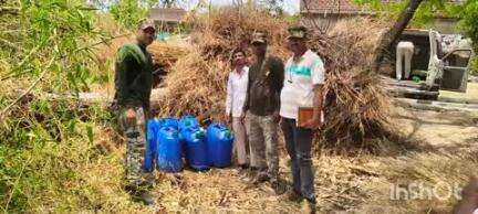 मदनपुर: थवई गांव के पास बसवारी से एलटीएफ की टीम ने 7 गैलन में 280 लीटर स्पिरिट किया बरामद