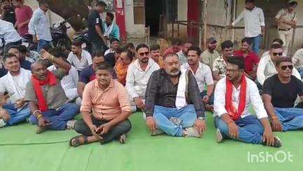 राजनांदगांव: कैलाश नगर स्थित विद्युत कार्यालय में लगातार हो रही बिजली कटौती को लेकर क्षेत्रवासियों ने किया प्रदर्शन #jansamasya