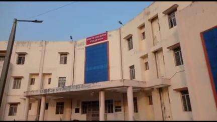 अरेराज: स्कूल में कक्षा संचालन के दौरान टेबल पर पैर रख आराम करने के मामले में दोषी शिक्षिका को निलंबित किया गया