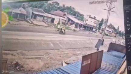 গাজোল: আলাল জোরগাছি ৮১ নং জাতীয় সড়ক এলাকায় টোটো ও বাইকের মুখোমুখি সংঘর্ষের জেরে বাইক আরোহীর মৃত্যু হয়